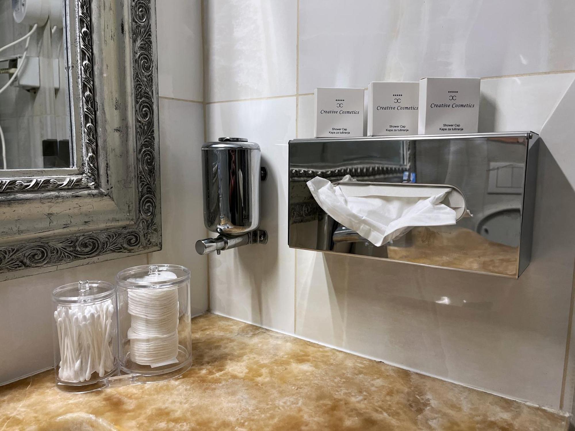 Main Street Retreat Apartment With Free Parking サラエヴォ エクステリア 写真