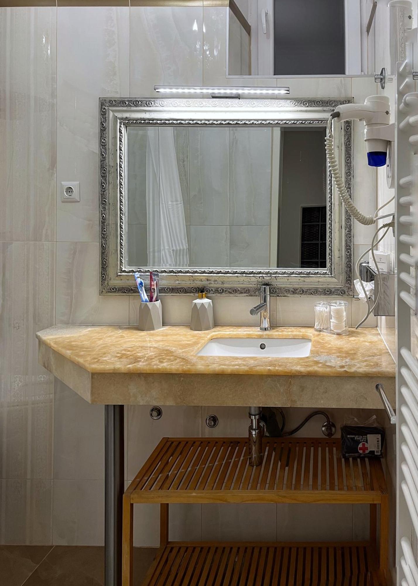 Main Street Retreat Apartment With Free Parking サラエヴォ エクステリア 写真